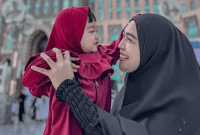 Momen Kebersamaan Ria Ricis Ketika Umroh Bersama Anak Semata Wayangnya, Moana (Foto: Instagram @riaricis1795