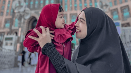 Momen Kebersamaan Ria Ricis Ketika Umroh Bersama Anak Semata Wayangnya, Moana (Foto: Instagram @riaricis1795