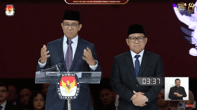 Anies Baswedan Didampingi Muhaimin Iskandar Saat Debat Kelima Capres 2024 (Foto: Tangkapan Layar @KPU RI)