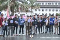 Sejumlah Mahasiswa Membacakan Tuntutan Untuk Pemakzulan Jokowi di Bandung (Foto: Tangkapan Layar Youtube @MetroTV)