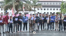 Sejumlah Mahasiswa Membacakan Tuntutan Untuk Pemakzulan Jokowi di Bandung (Foto: Tangkapan Layar Youtube @MetroTV)
