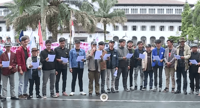 Sejumlah Mahasiswa Membacakan Tuntutan Untuk Pemakzulan Jokowi di Bandung (Foto: Tangkapan Layar Youtube @MetroTV)