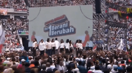Paduan Suara Paguyuban Santo Gabriel saat Membawakan Indonesia Raya saat Membuka Kumpul Akbar (Foto: Tangkapan Layar X/@aniesbaswedan)