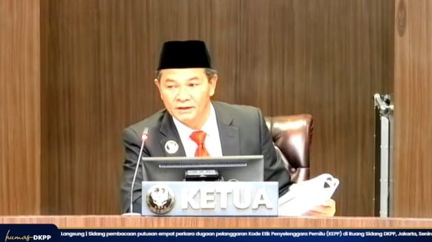 Ketua DKPP saat membacakan putusan terhadap Ketua KPU dan 6 anggota lainnya, Senin 05 Februari 2024 (Foto: Tangkapan Layar @DKPP RI)