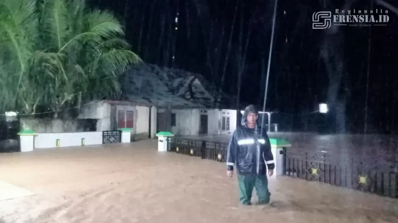 Gambar Padang Sumatera Barat Terendam Banjir, Akibat Hujan Deras Luapan Air Melebihi 1 Meter HIngga Sulut Polisi Siagakan Ratusan Personel Siap Turun Tangan (Sumber: BNPB)