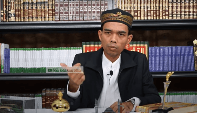 UAS dalam Menyampaikan Hukum Jual Makanan pada Non Muslim saat Bulan Puasa (Sumber: Tangkapan Layar YouTube @Abdul Somad Official)