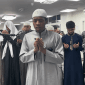 Tangkapan Layar Seorang Membaca 'Doa Qunut Para Jomblo' (Sumber: YouTube @muhasisay)