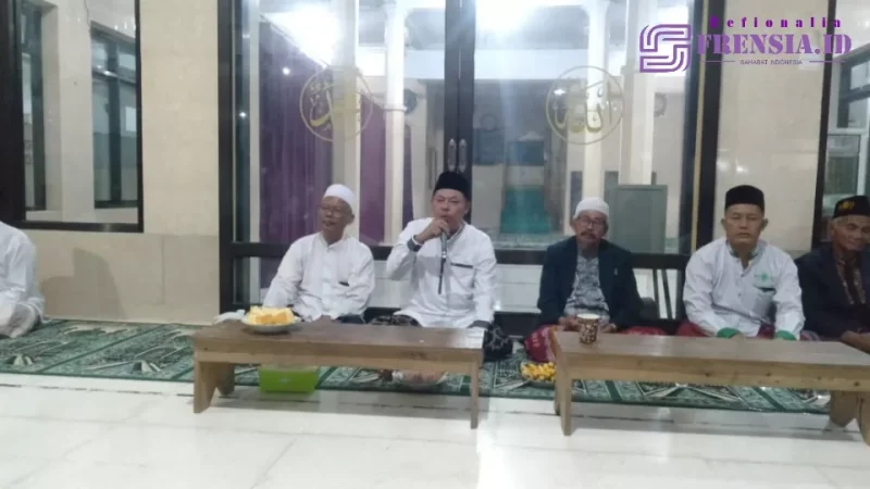 Rektor UIN KHAS Jember (tengah) saat Mengisi Tausiyah pada Lailatul Ijtima' Pembuka di MWCNU Jenggawah (Sumber: Istimewa)