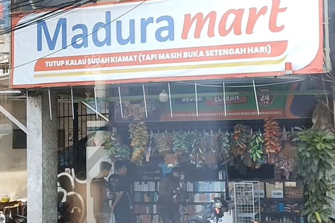 Madura Mart - Warung Kelontong Khas Madura - Buka 24/7, Hari kiamat buka setengah hari.