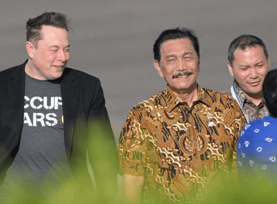 Elon Musk bersama Luhut Binsar Pandjaitan - Reuters