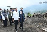 Gambar Jokowi Dibarengi Sang Istri Tinjau Lokasi Banjir dan Longsor di Agam (Sumber: Media x Jokowi)