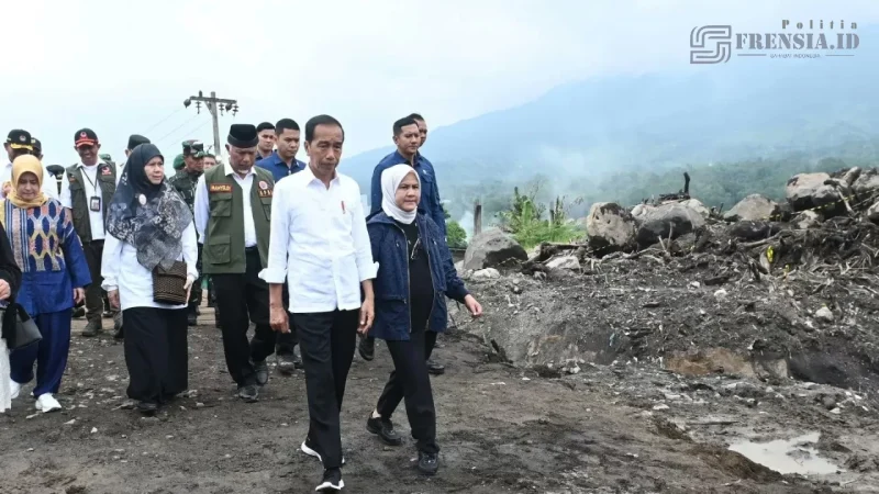 Gambar Jokowi Dibarengi Sang Istri Tinjau Lokasi Banjir dan Longsor di Agam (Sumber: Media x Jokowi)
