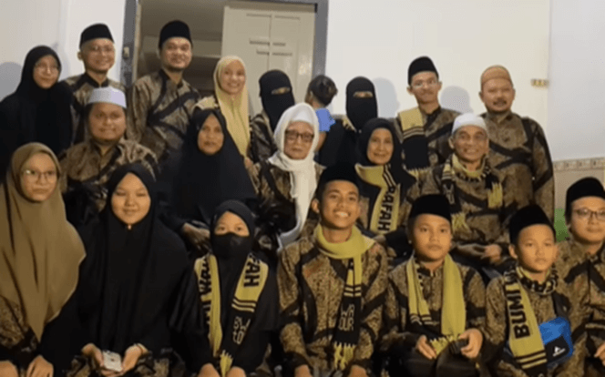 Foto Bersama Keluarga Pesantren Lirboyo Kediri (Sumber: Instagram @Pondok Lirboyo)