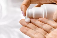 Ilustrasi penggunaan sunscreen (Sumber: Pixabay)