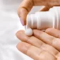 Ilustrasi penggunaan sunscreen (Sumber: Pixabay)