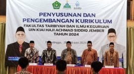 Pembukaan acara Penyusunan dan Pengembangan Kurikulum Berbasis OBE FTIK UIN KHAS Jember