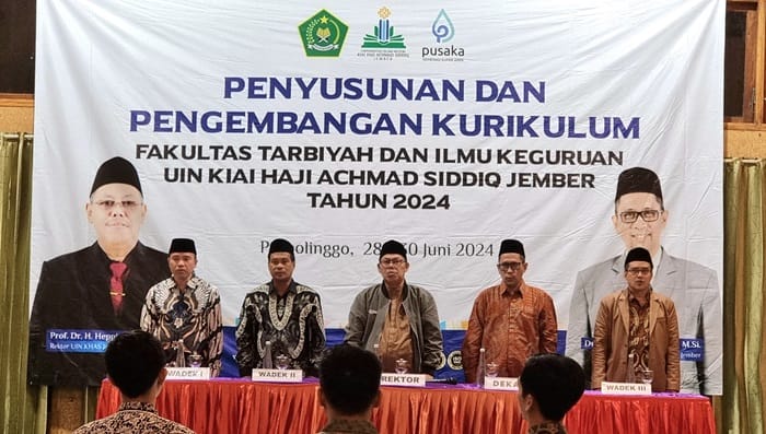 Pembukaan acara Penyusunan dan Pengembangan Kurikulum Berbasis OBE FTIK UIN KHAS Jember