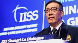 Ilustrasi gambar Laksamana Dong Jun menyampaikan pidato dalam dialog IISS Shangri-La ke-21