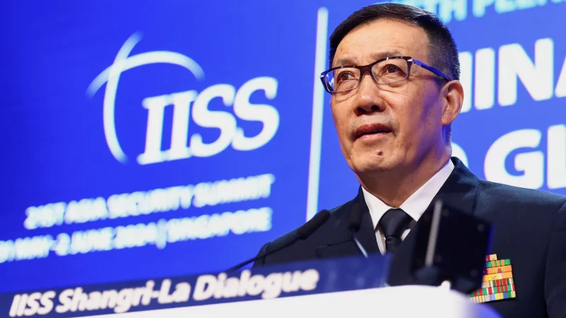 Ilustrasi gambar Laksamana Dong Jun menyampaikan pidato dalam dialog IISS Shangri-La ke-21