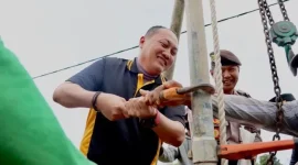Gambar Dalam Rangka Hari Bhayangkara ke 78, Kepolisian Resor Kota Banyuwangi melaksanakan revitalisasi sumur bor berupa distribusi Mesin Pompa Submersible (Sumber: Istimewa)
