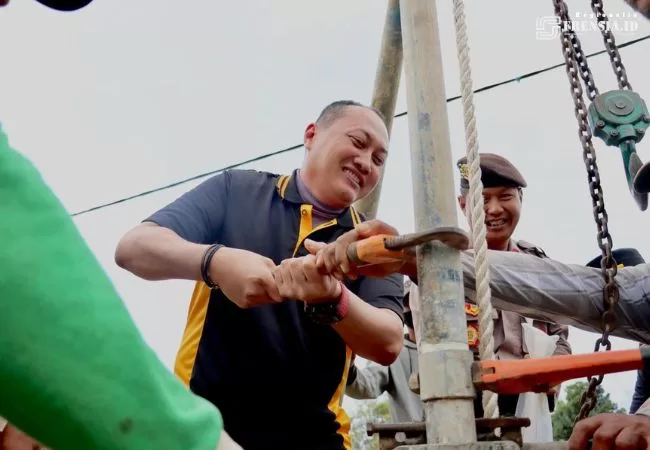 Gambar Dalam Rangka Hari Bhayangkara ke 78, Kepolisian Resor Kota Banyuwangi melaksanakan revitalisasi sumur bor berupa distribusi Mesin Pompa Submersible (Sumber: Istimewa)