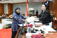 Ketua DPR RI Puan Maharani saat menerima laporan dari Wakil Ketua Komisi VIII DPR RI Diah Pitaloka terkait RUU Tentang Kesejahteraan Ibu dan Anak Pada Fase Seribu Hari Pertama Kehidupan menjadi Undang-Undang (Sumber: dpr.go.id/Foto: Jak/vel)