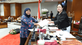 Ketua DPR RI Puan Maharani saat menerima laporan dari Wakil Ketua Komisi VIII DPR RI Diah Pitaloka terkait RUU Tentang Kesejahteraan Ibu dan Anak Pada Fase Seribu Hari Pertama Kehidupan menjadi Undang-Undang (Sumber: dpr.go.id/Foto: Jak/vel)
