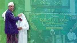 Rais Syuriah MWCNU Jenggawah saat Memberikan Santunan Anak Yatim dari Ranting NU Wonojati pada Lailatul Ijtima di Masjid Nurul Falah (Sumber: Istimewa)