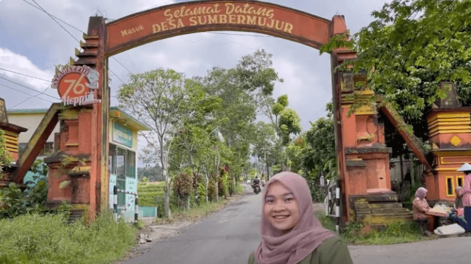Foto Gapura Masuk Desa Sumbermujur - Kanal YouTube KKN UPNVJT 127 (2022)