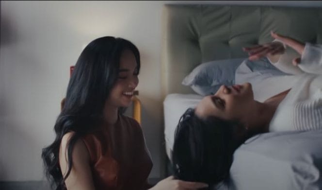 foto lyodra dan davina karamoy dalam clip lagu terlalu cinta (Sumber: hasil tangkapan layar clip lagu terlalu cinta)
