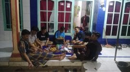 Patroli KKN Posko 16 UNMUH Jember bersama Bhabinkamtibmas di Desa Tempursari, Kedungjajang, Lumajang. - Foto Istimewa (Ilyasin)