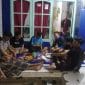 Patroli KKN Posko 16 UNMUH Jember bersama Bhabinkamtibmas di Desa Tempursari, Kedungjajang, Lumajang. - Foto Istimewa (Ilyasin)