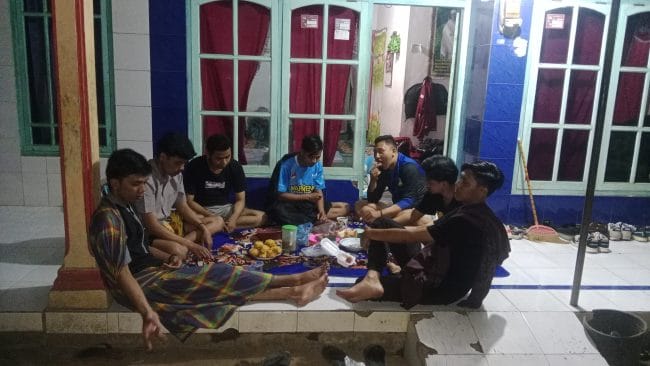 Patroli KKN Posko 16 UNMUH Jember bersama Bhabinkamtibmas di Desa Tempursari, Kedungjajang, Lumajang. - Foto Istimewa (Ilyasin)