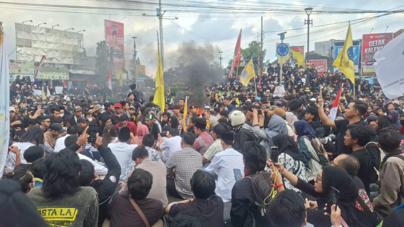 Ilustrasi gambar Aksi Tolak RUU Pilkada di DPRD Jember sumber Frensia 