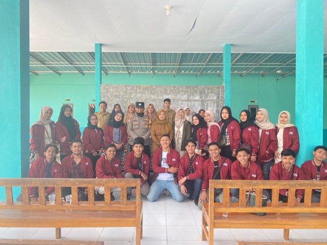 Mahasiswa KKN Posko 16 Universitas Muhammadiyah Jember - Tempursari, Kabupaten Lumajang. (Foto Istimewa/El-Yasini)