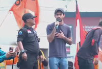 Reza Rahadian saat Berorasi Tolak Pengesahan RUU Pilkada dan Kawal Putusan MK (Sumber: Tangkapan Layar YouTube @tvonenews)