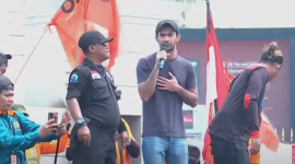 Reza Rahadian saat Berorasi Tolak Pengesahan RUU Pilkada dan Kawal Putusan MK (Sumber: Tangkapan Layar YouTube @tvonenews)