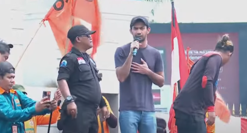 Reza Rahadian saat Berorasi Tolak Pengesahan RUU Pilkada dan Kawal Putusan MK (Sumber: Tangkapan Layar YouTube @tvonenews)