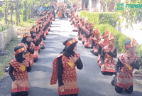 penampilan peserta karnaval menggunakan busana batak karya hakiki