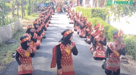 penampilan peserta karnaval menggunakan busana batak karya hakiki