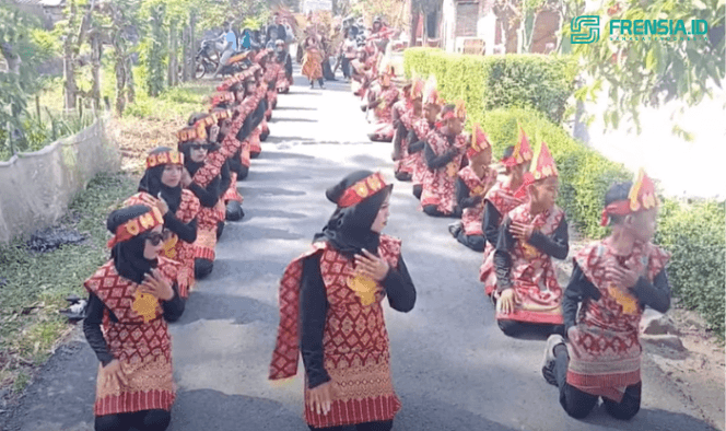 penampilan peserta karnaval menggunakan busana batak karya hakiki