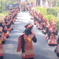 penampilan peserta karnaval menggunakan busana batak karya hakiki