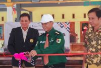 proses pemotongan pita yang dilakukan oleh kades Tegalwangi dalam acara launching