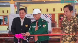 proses pemotongan pita yang dilakukan oleh kades Tegalwangi dalam acara launching