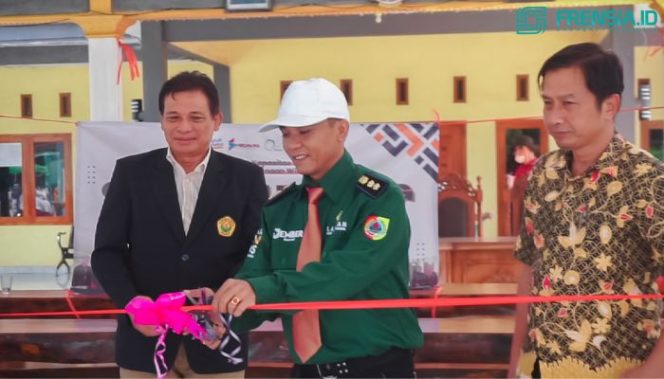 proses pemotongan pita yang dilakukan oleh kades Tegalwangi dalam acara launching
