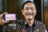 foto luhut binsar pandjaitan menunjukkan game Lokapala (Sumber: tangkapan layar dari Instagram Luhut Binsar Pandjaitan)