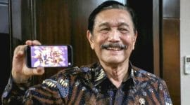 foto luhut binsar pandjaitan menunjukkan game Lokapala (Sumber: tangkapan layar dari Instagram Luhut Binsar Pandjaitan)