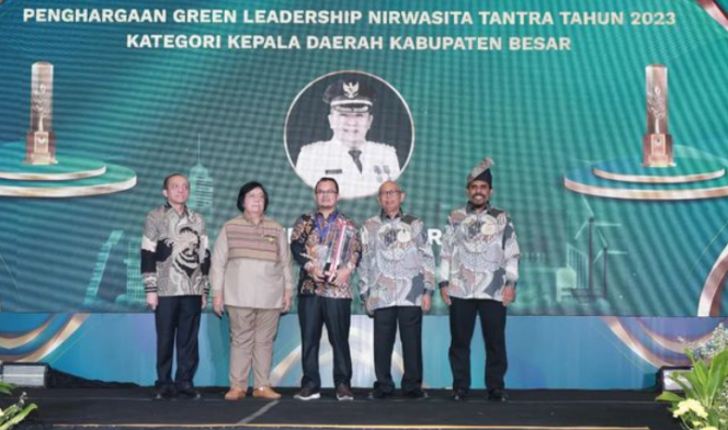 Pemerintah Kabupaten Jember saat Menerima Penghargaan Nirwasita Tantra Untuk Pertama Kalinya (Sumber: Dinas Kominfo Jember)