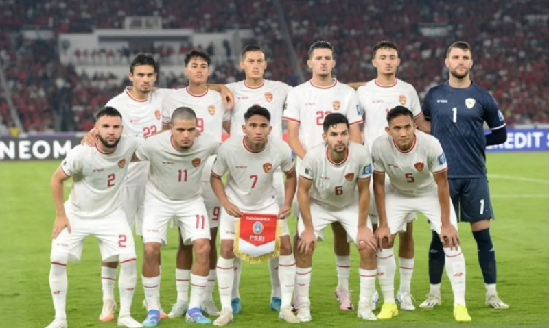 Timnas Indonesia berfoto sebelum melawan Australia dalam pertandingan putaran ketiga Kualifikasi Piala Dunia 2026 Zona Asia di Stadion Utama Gelora Bung Karno, Senayan, Jakarta, Selasa (10/9/2024). (Sumber: ANTARA FOTO/Hafidz Mubarak A/sgd/tom/am)