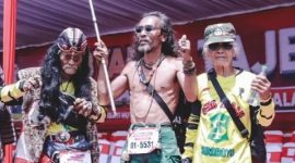 Riyadi (kiri), Yacobus (paling kana) Peserta Tertua Tajemtra 2024 (Sumber: Tangkapan Layar Instagram @dinas_kominfo_kab_jember)